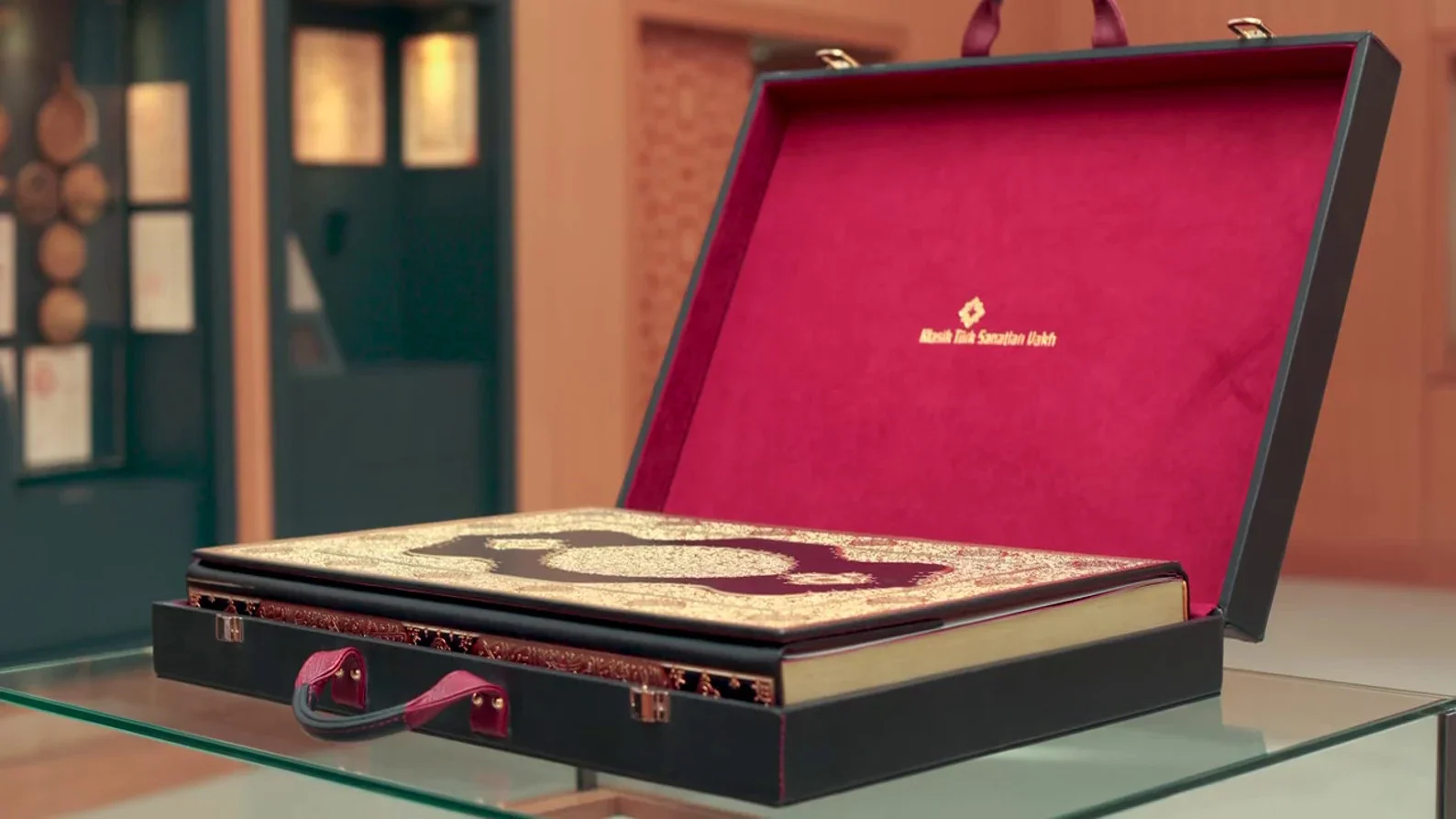 The Karahisari Imperial Quran — Full-Scale Museum Facsimile - Image 5