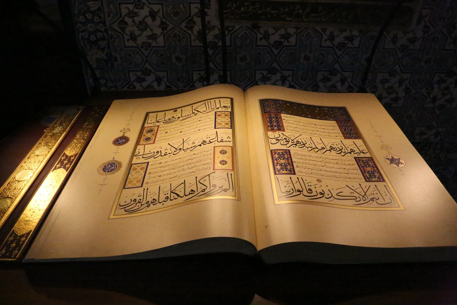 The Karahisari Imperial Quran — Full-Scale Museum Facsimile - Image 6